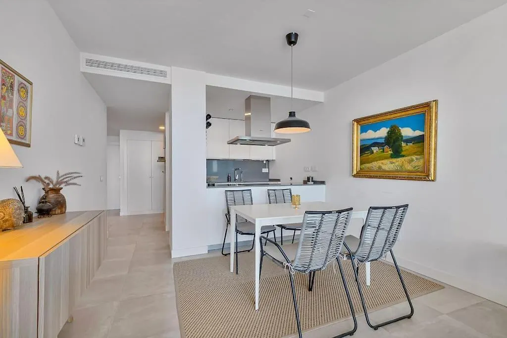 Stunning 2 Bedroom Apartment. 丰希罗拉